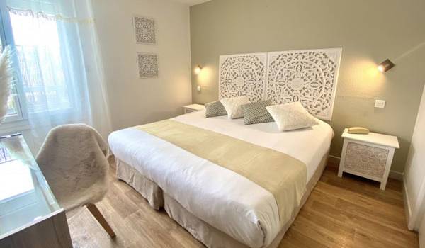 L'hôtel Les Grenadines vous propose ses 20 chambres au bord de la Méditerranée